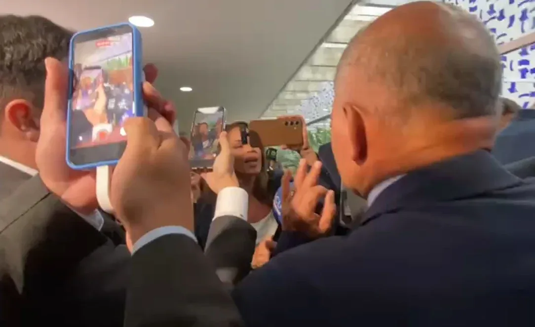 Durante um pronunciamento convocado por parlamentares da oposição, Manuela questionou deputados sobre outdoors instalados no Distrito Federal com imagens de Michelle Bolsonaro e da deputada Bia Kicis. Cerca de 20 servidores se aproximaram, posicionaram celulares a poucos centímetros de seu rosto, gritaram e dificultaram sua circulação.