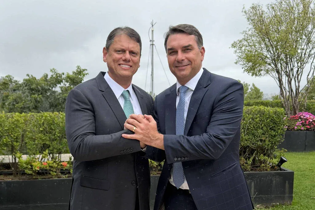 Governador Tarcísio de Freitas e senador Flávio Bolsonaro se encontram no Palácio dos Bandeirantes, em SP - Flávio Bolsonaro no X