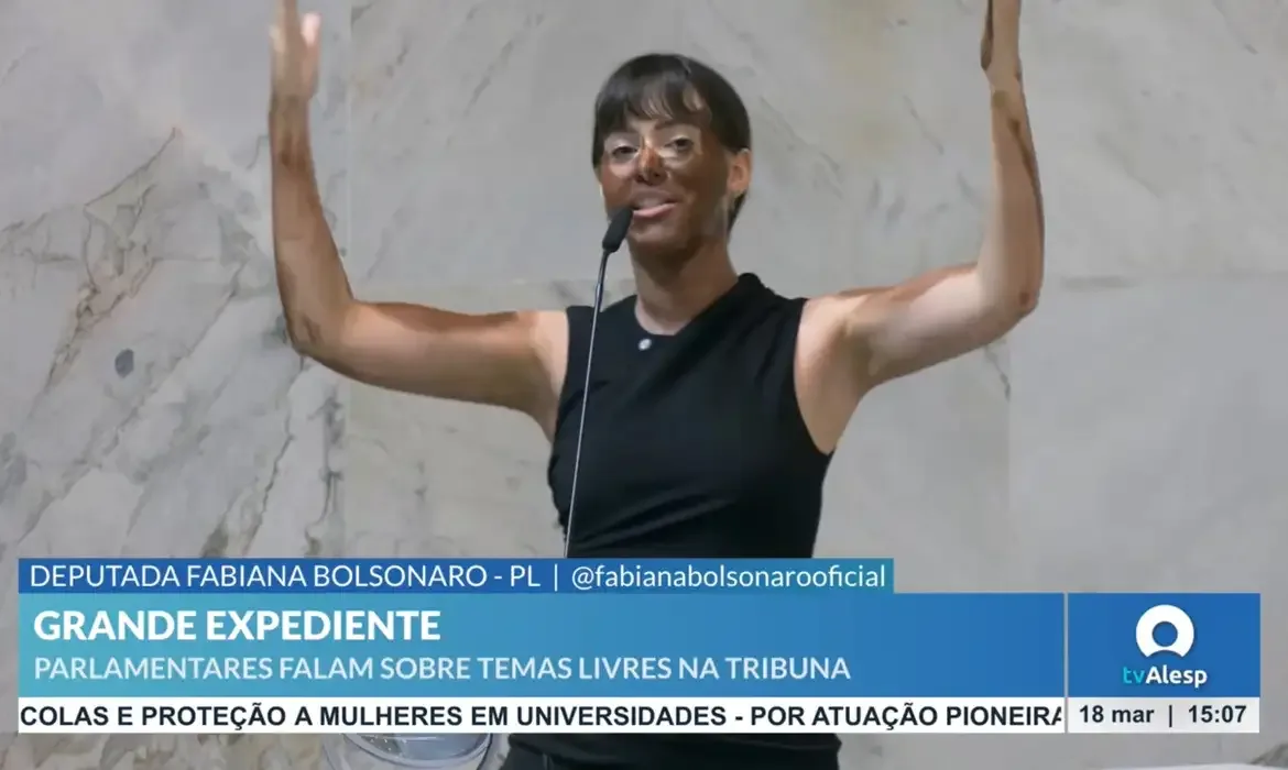 Fabiana Bolsonaro fazendo blackface na Alesp. Foto: Reprodução/ Tv Alesp