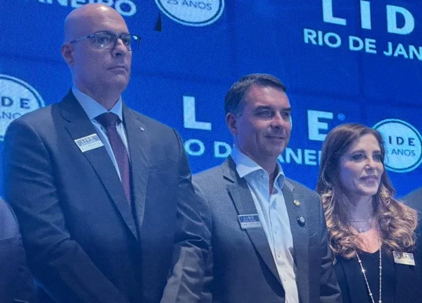 Felipe Curi, Flávio Bolsonaro e Andréia Repsold, presidente do grupo empresarial Lide Rio de Janeiro – Foto: Tempo Real
