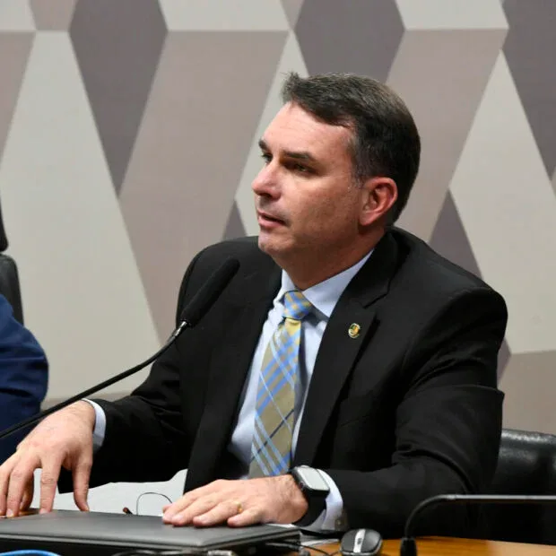 Flávio Bolsonaro convoca reunião no PL para tentar frear brigas internas