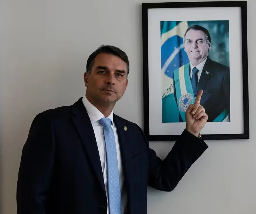 110082610 pa brasilia df 19 02 2025 entrevista exclusiva senador flavio bolsonaro fotografia bre