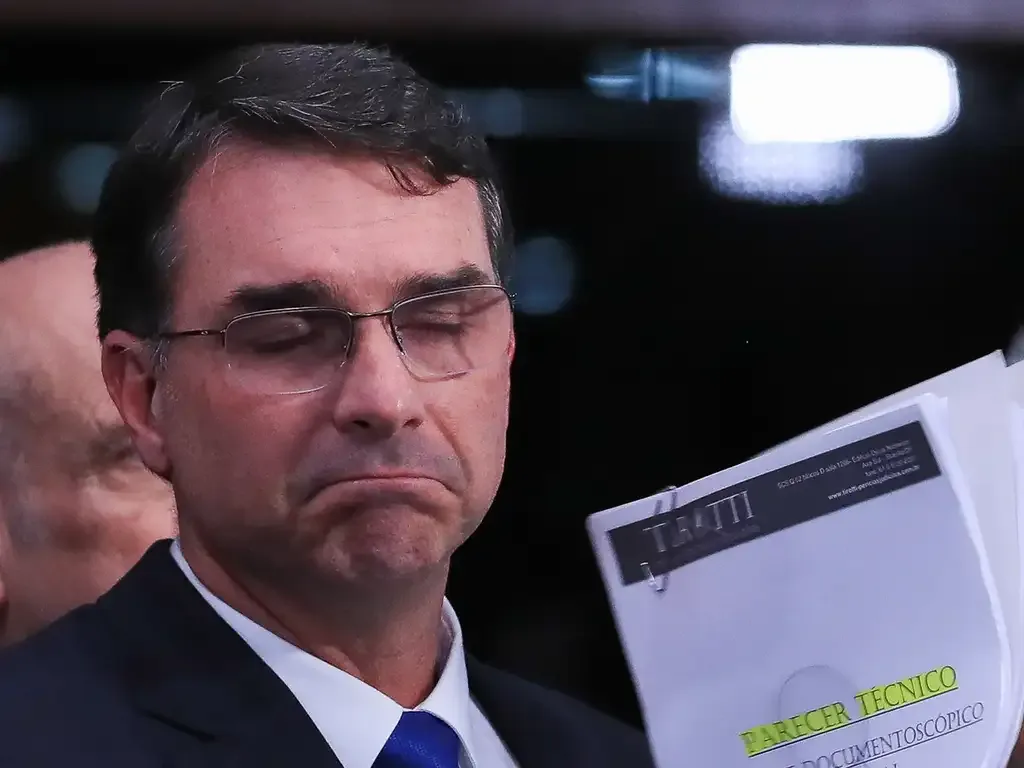 Senador Flávio Bolsonaro e Parlamentares da oposição durante coletiva a imprensa para falar sobre a condenação no STF.