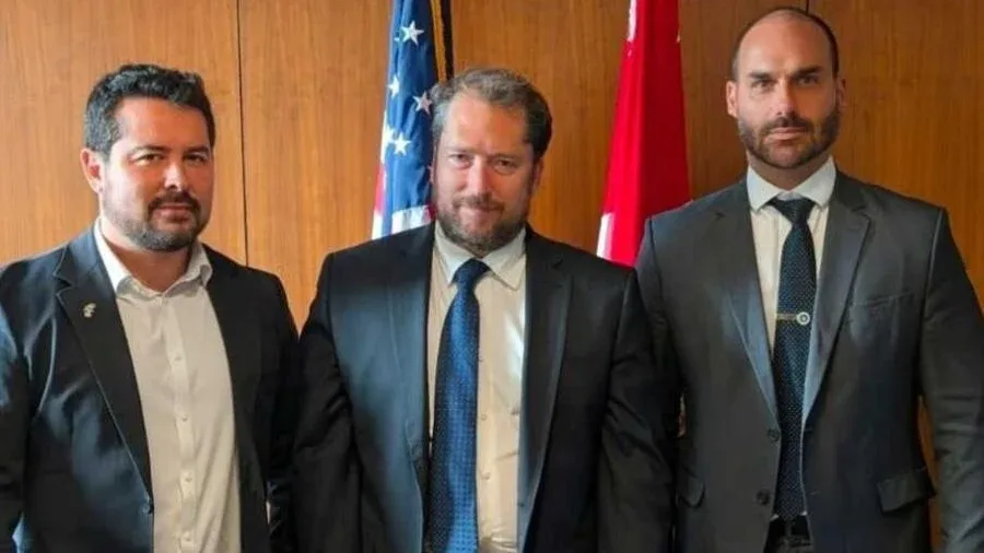Paulo Figueiredo, Darren Beattie e Eduardo Bolsonaro, em foto de arquivo. Imagem: Arquivo Pessoal.