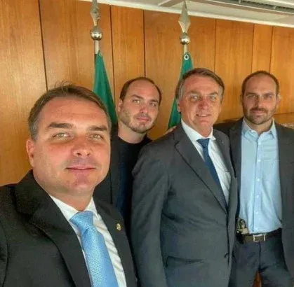 O ex-presidente Jair Bolsonaro com os filhos Flávio, Carlos, Eduardo e Jair Renan