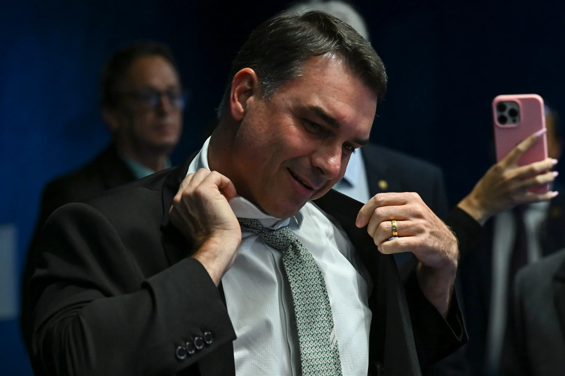 Flávio Bolsonaro sofre com os impactos do Bolsomaster, e vê Lula ampliar vantagem