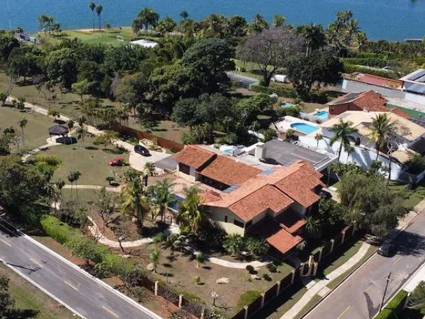 Em primeiro plano, mansão comprada por Santini no Lago Sul, bairro nobre do DF, por R$ 14,5 milhões (Foto: Marlus Naves)