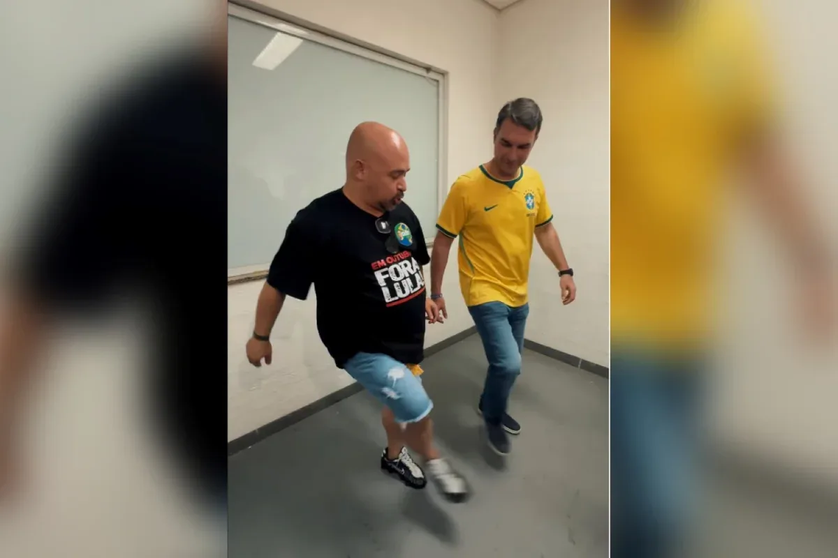 Flávio Bolsonaro dança ao lado de Wallace Soares, o Pulga Chora Boy