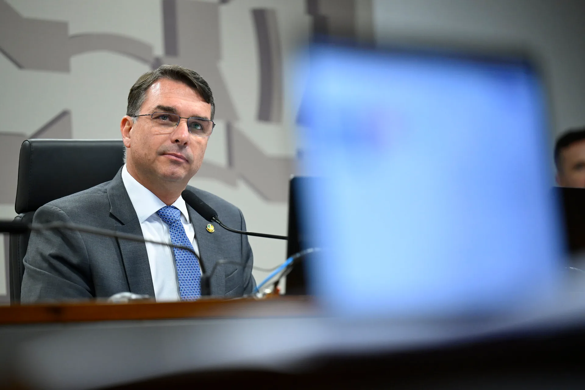 A popularidade nas redes de Flávio Bolsonaro vêm caindo desde que explodiu o escândalo do BolsoMaster, que associa o senador a Vorcaro.