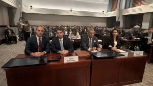 Flavio com Eduardo Bolsonaro no memso momento