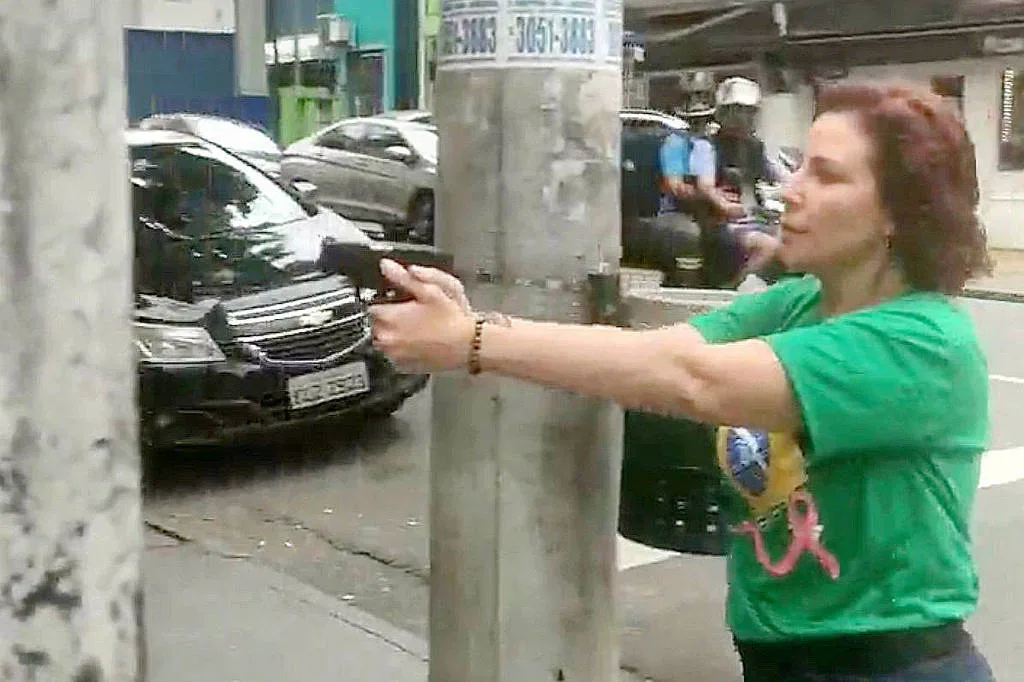 Carla Zambelli aponta arma em rua de São Paulo