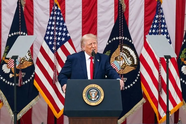REUTERS/Nathan Howard/ Proibido reprodução U.S. President Donald Trump delivers remarks in the Memorial Amphitheater during a Memorial Day event at Arlington National Cemetery, Arlington, Virginia, U.S., May 25, 2026. REUTERS/Nathan Howard