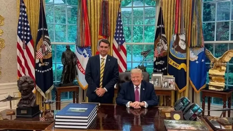 Flávio Bolsonaro e Donald Trump na Casa Branca, no final de maio - Reprodução/Instagram