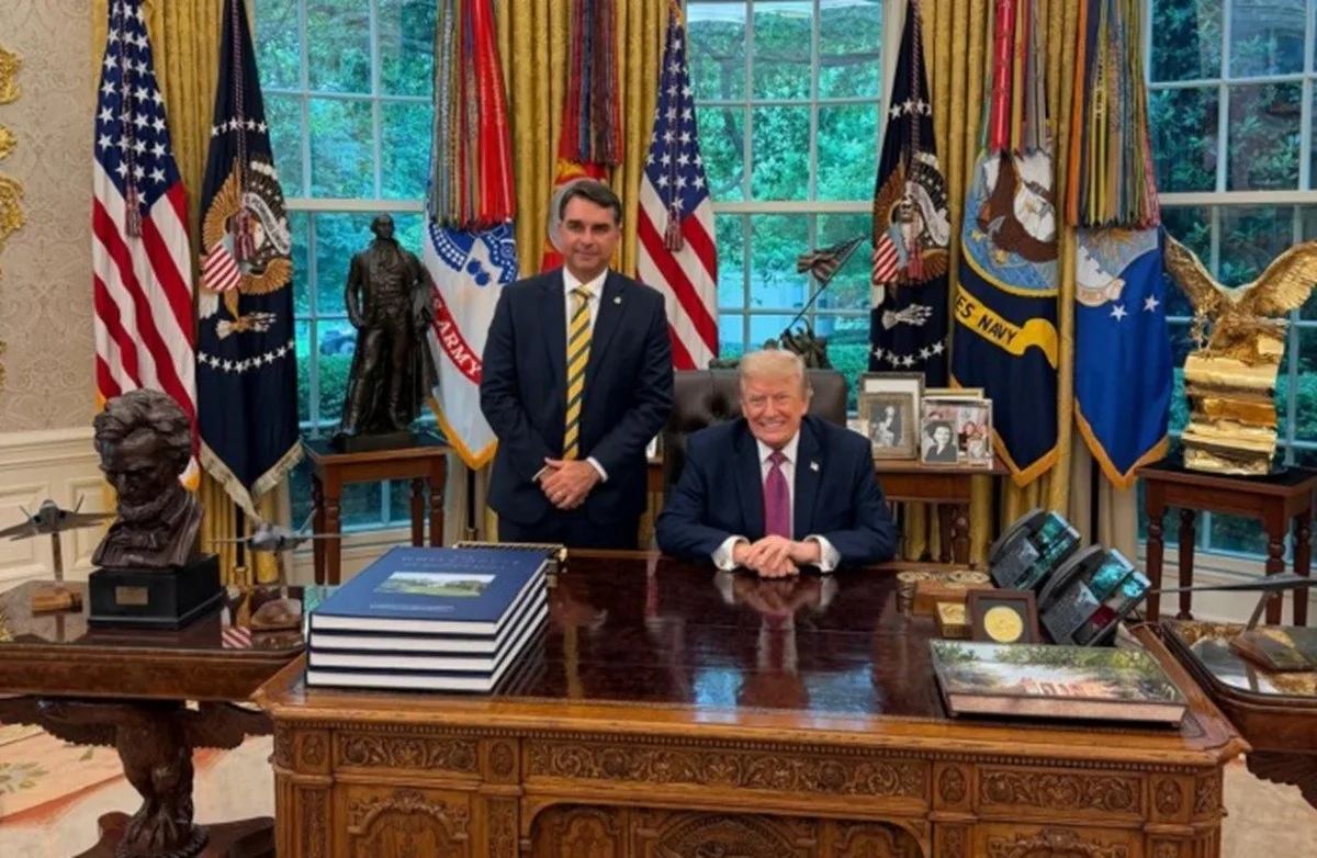 Flávio Bolsonaro ao lado de Donald Trump