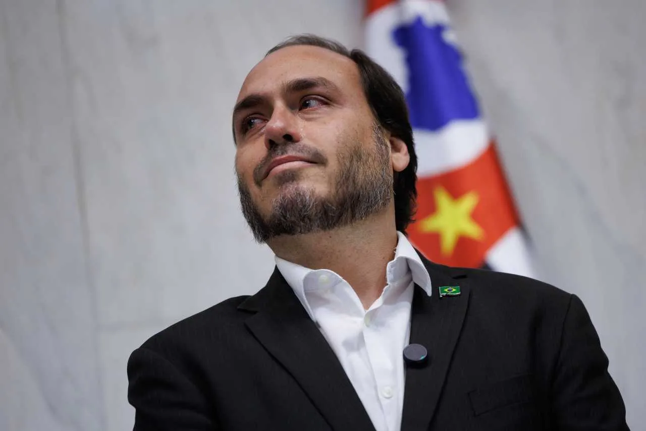 Carlos Bolsonaro durante sessão legislativa