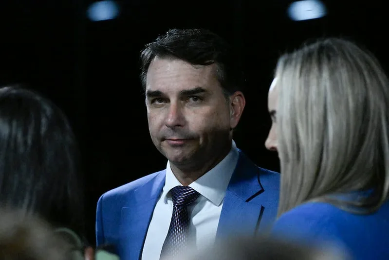 Moraes determina que a PF ouça Flávio Bolsonaro por suposta calúnia contra Lula