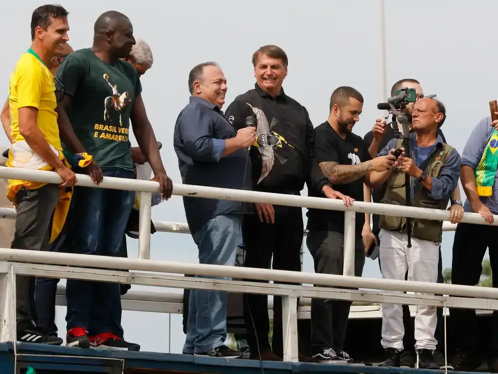 Pazuello em trio ao lado do ex-presidente Jair Bolsonaro. 