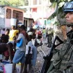 Adversário do Brasil na Copa, Haiti vive crise agravada pelos militares brasileiros, diz especialista