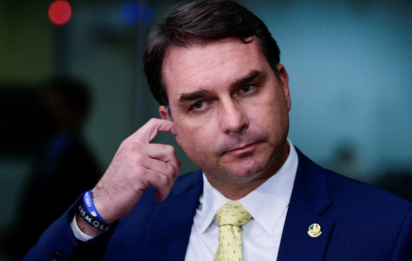 flavio bolsonaro cocando ouvido 1