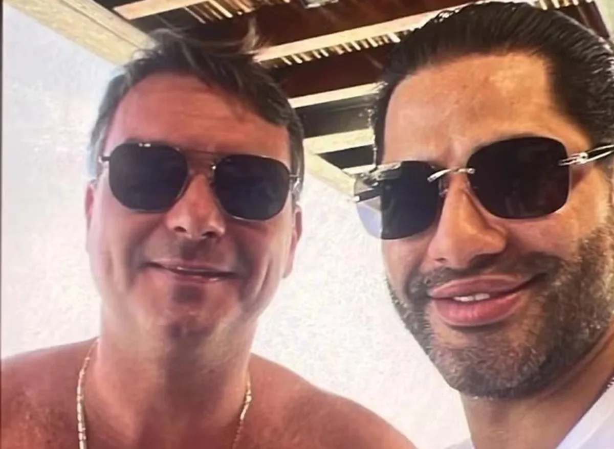 Foto de Flávio com 'Sicário' é divulgada por site; senador nega imagem | G1