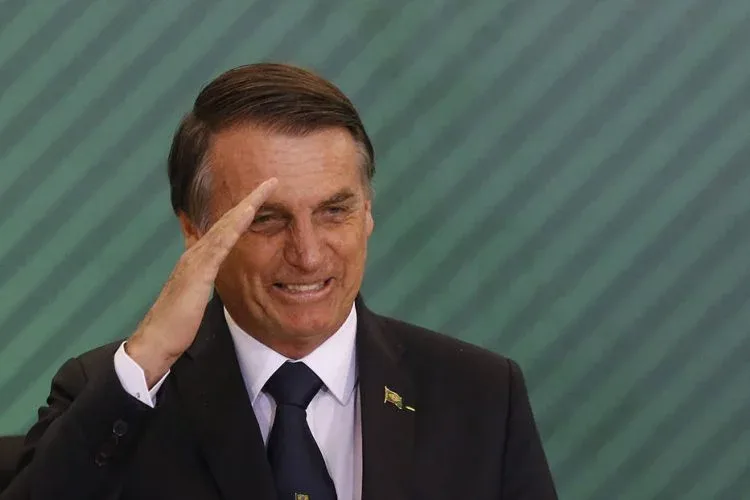 Jair Bolsonaro batendo continência