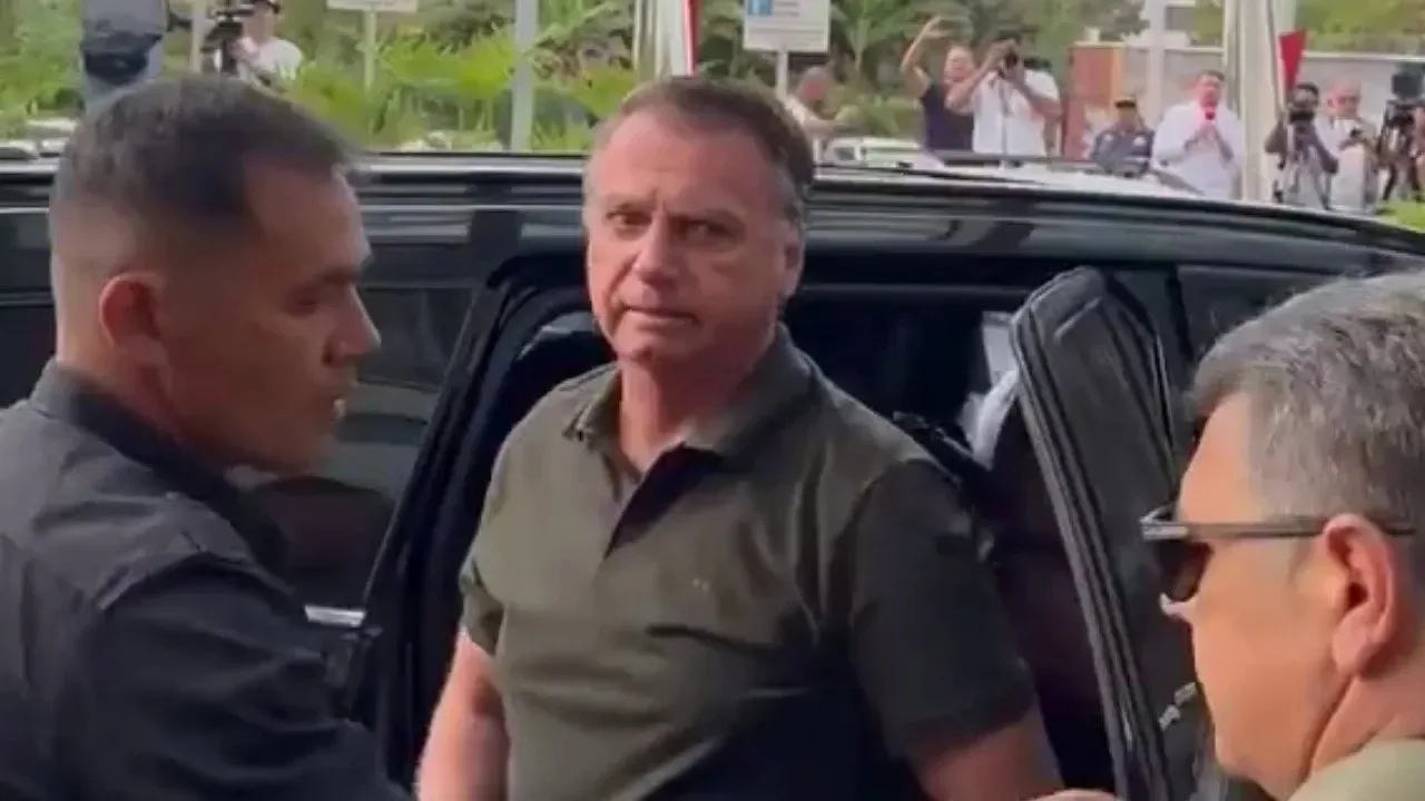 Bolsonaro deixa prisao domiciliar com forte escolta policial para fazer exames