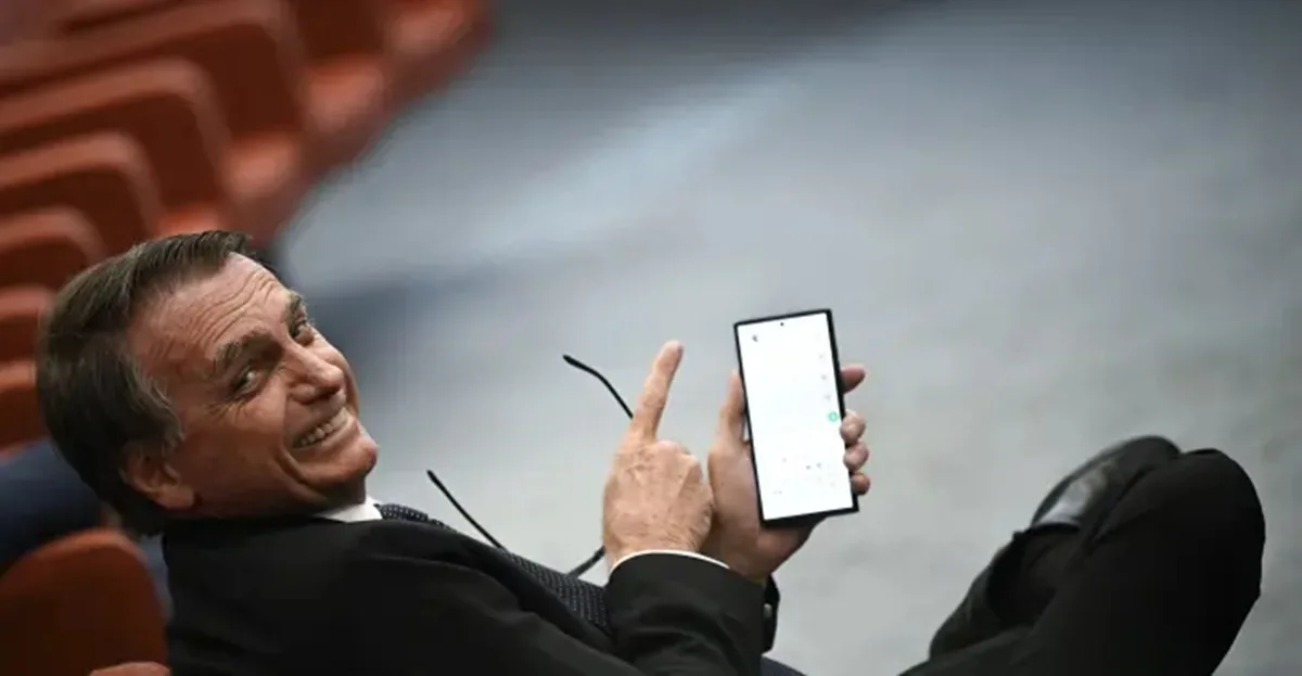 bolsonaro e celular Mateus Bonomi AgEstado