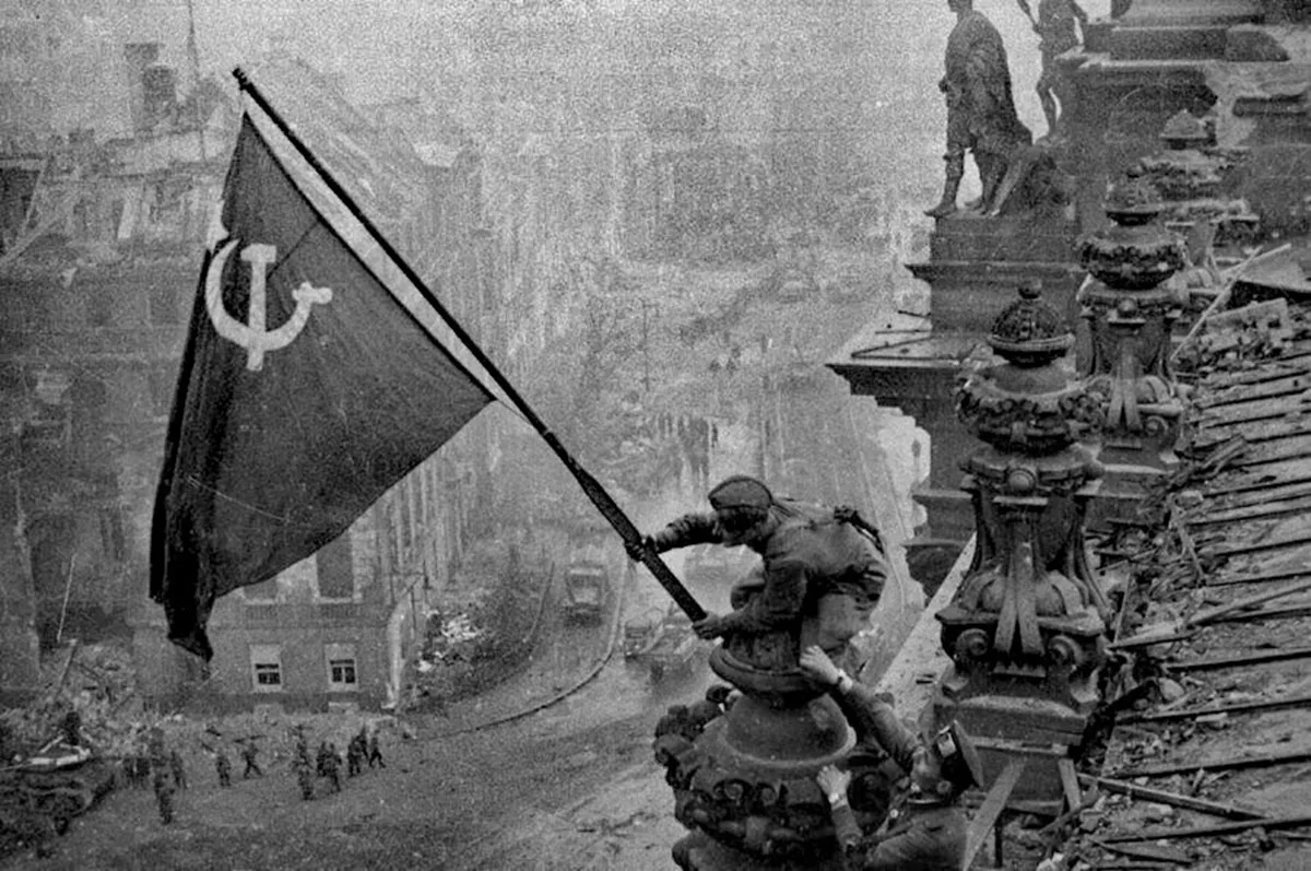 A queda de Berlim bandeira sovietica sobre o Reichstag alemao 1