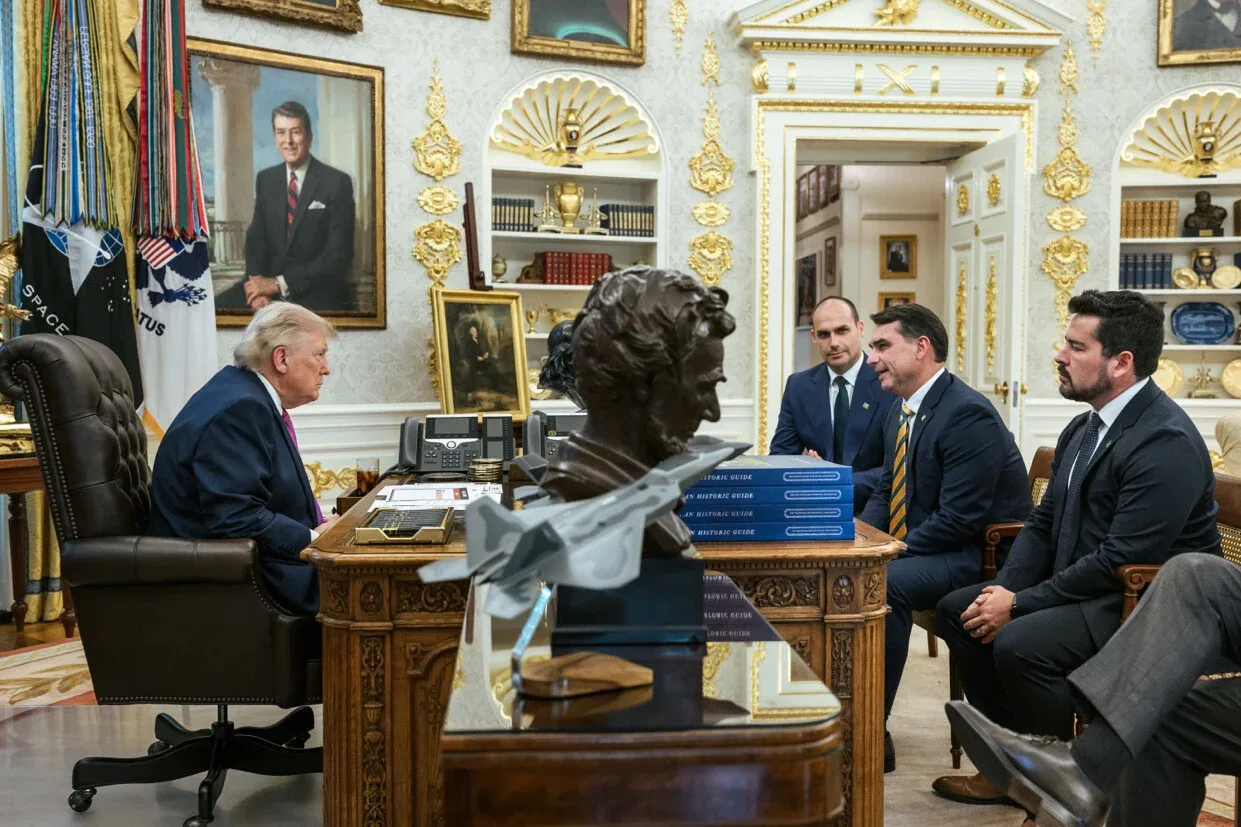 Trump publica foto com Flávio e Eduardo Bolsonaro