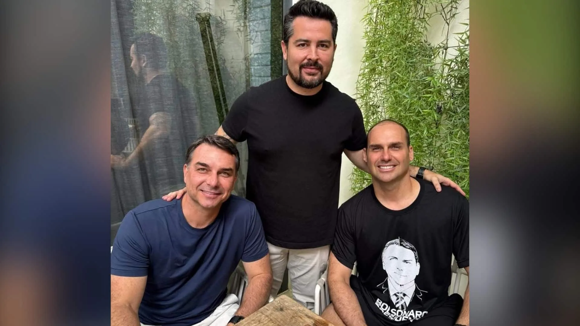 Paulo Figueiredo ao lado de Flávio Bolsonaro e Eduardo Bolsonaro