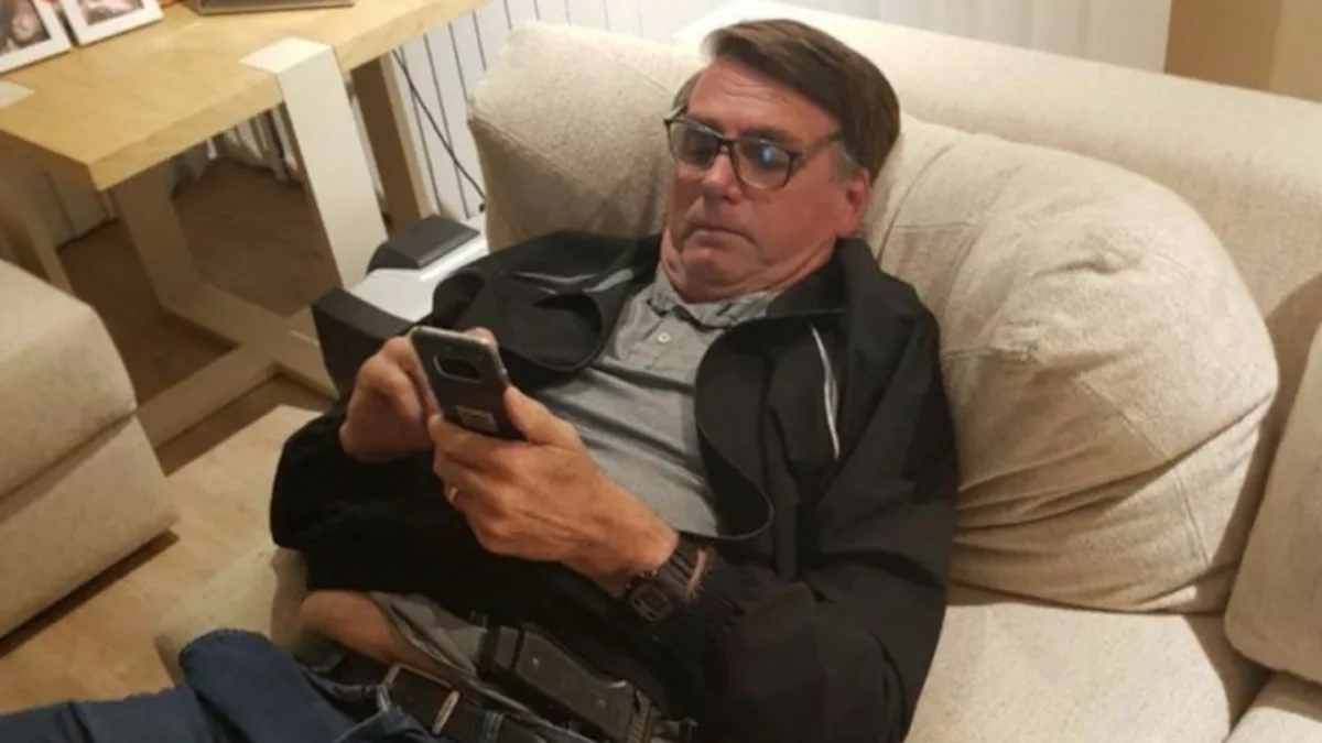 bolsonaro celualr cama 848x477 1