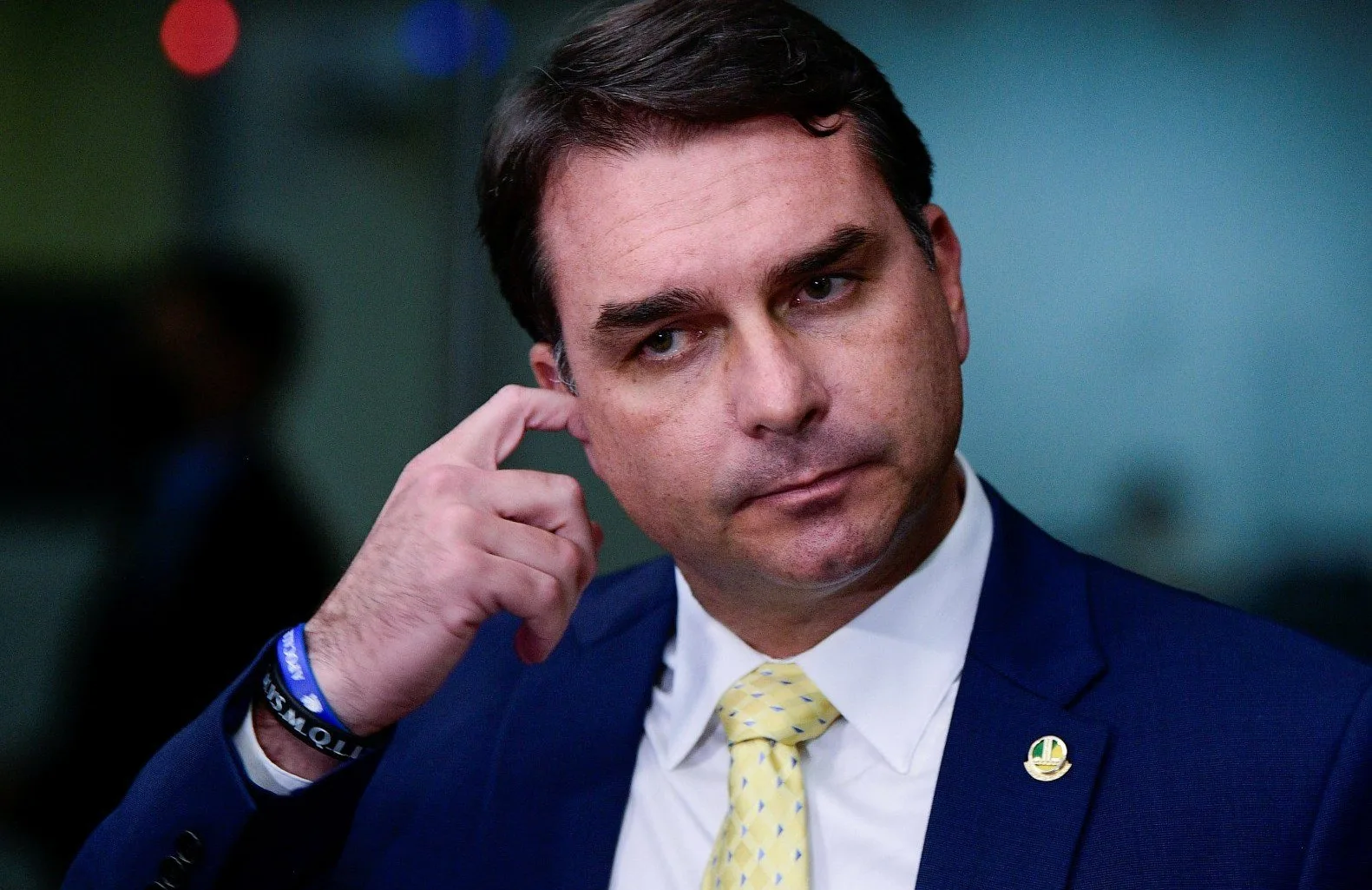 flavio bolsonaro cocando ouvido 2