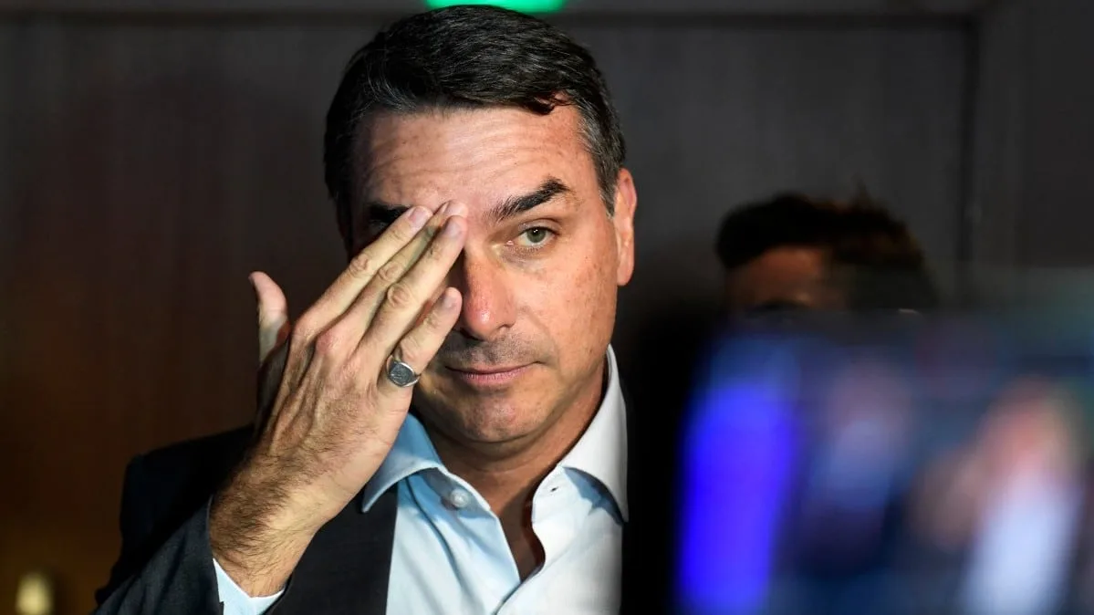 Flávio Bolsonaro foge de depoimento na PF em investigação de calúnia contra Lula