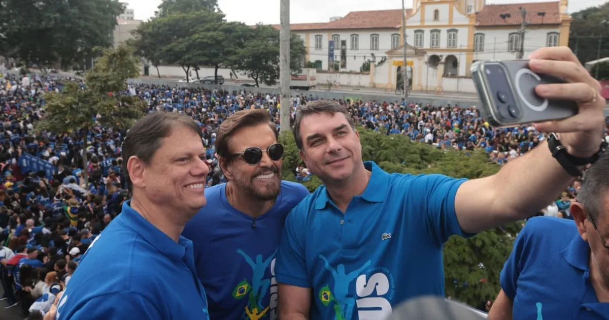Tarcísio de Freitas, Flávio Bolsonaro e Estevam Hernandes