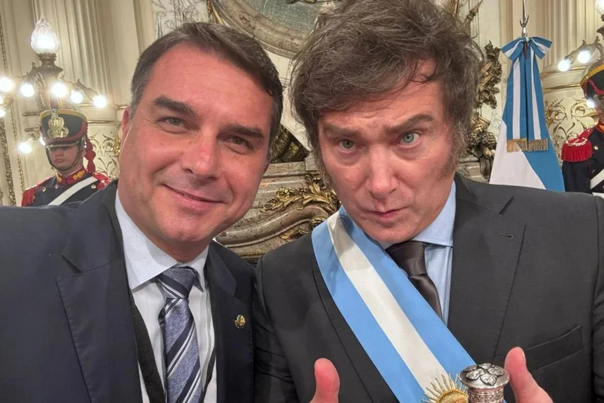 Milei Flávio Bolsonaro
