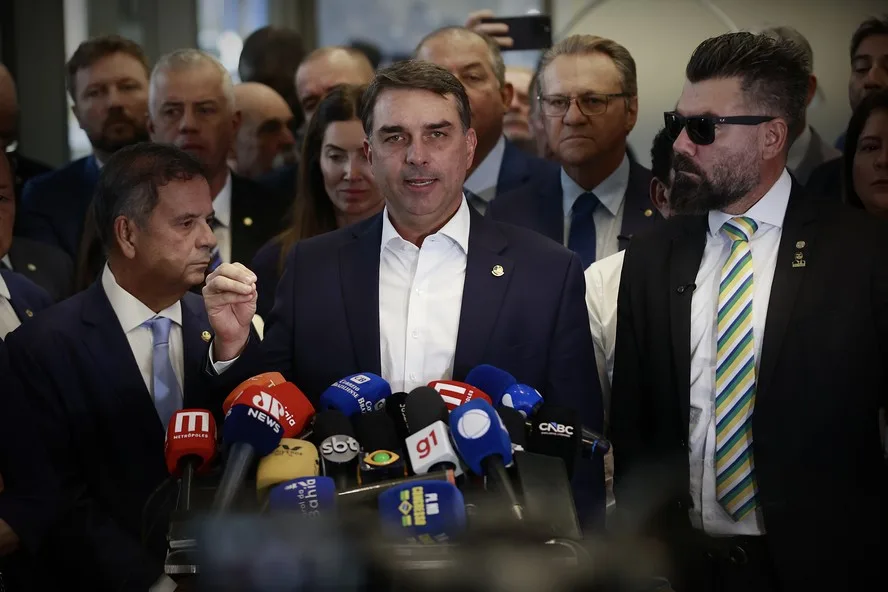 Flávio Bolsonaro em pronunciamento à imprensa