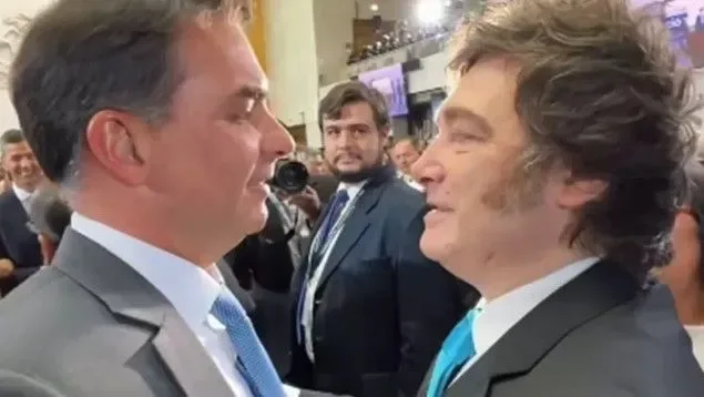 milei com flavio bolsonaro