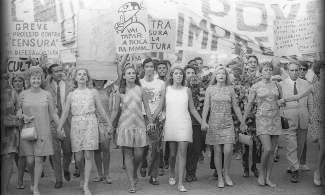 PASSEATA DOS ARTISTAS DE TEATRO EM GREVE CONTRA A CENSURA 1