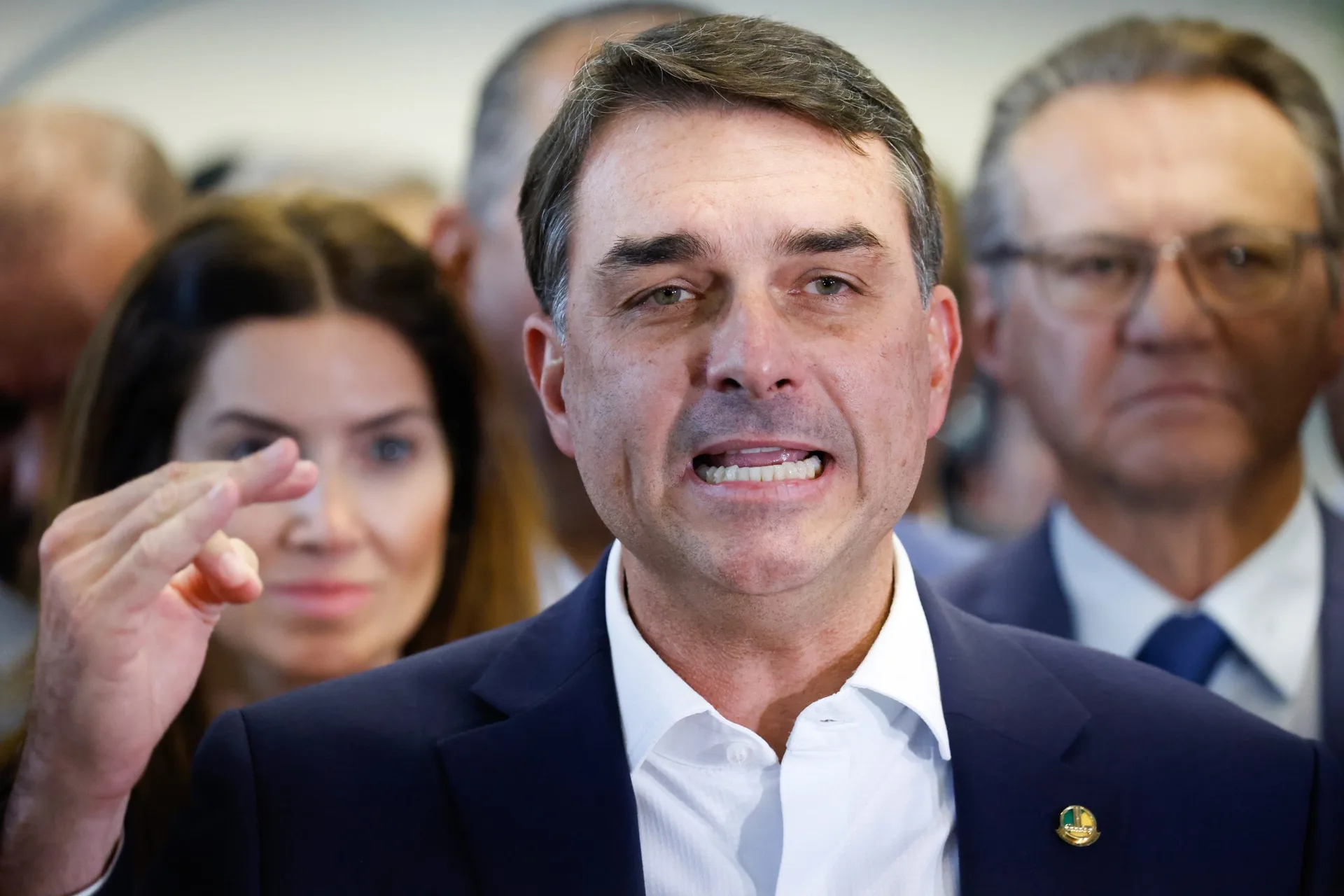 Flávio Bolsonaro em pronunciamento na sede do PL em Brasília