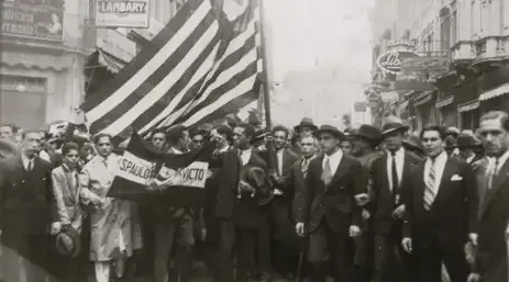 Manifestantes na Rua XV de Novembro, em São Paulo-SP, durante os protestos ocorridos em 23 de maio de 1932. Foto: Wikimedia Commons/ Divulgação