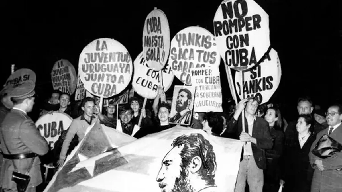 Manifestacao da Union de Jovenes Comunistas UJC contra a ruptura das relacoes diplomaticas entre