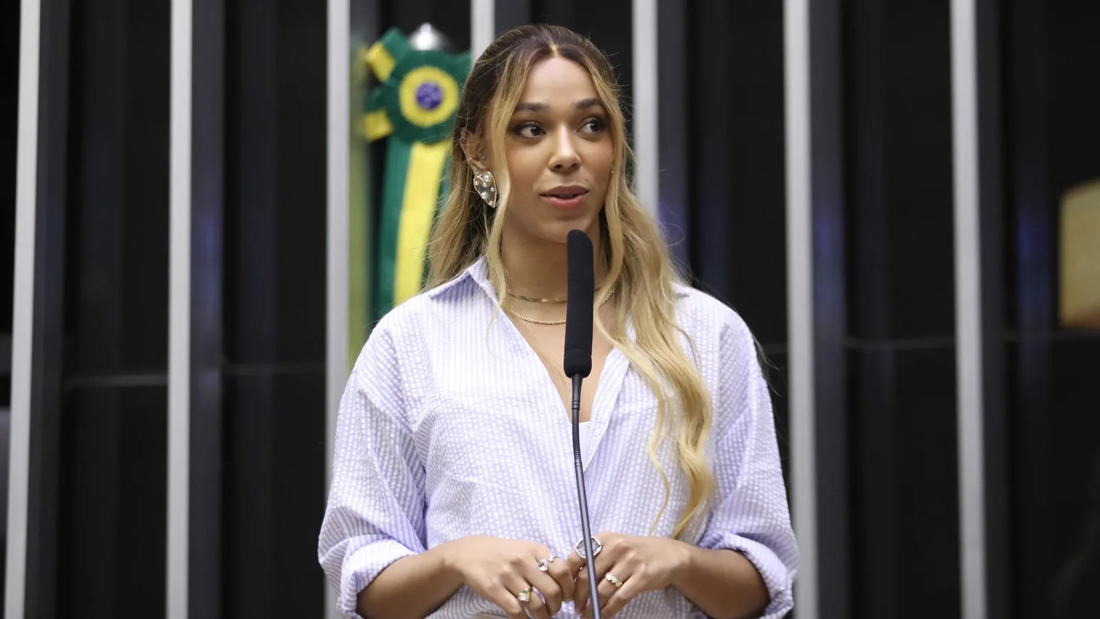 Erika Hilton fala ao microfone durante sessão da Câmara dos Deputados em abril de 2024