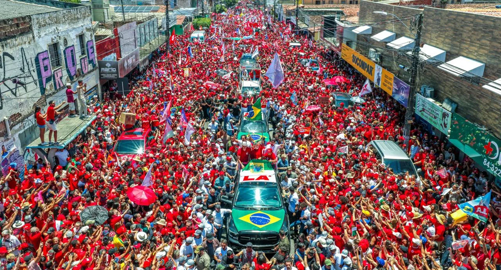 Vista de cima da multidão e dos veículos do ato de Lula no Alecrim, em Natal, em 10 de outubro de 2026