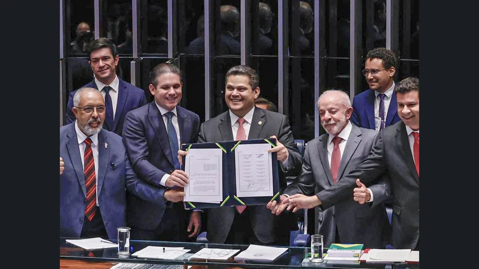 Fim da 6x1, perdão de dívidas e bilhões para a indústria: o que o governo entregou — e o que ainda está no papel