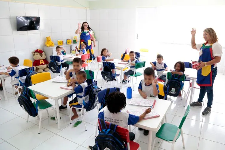 Flávio quer escolas militares; Lula propõe ampliar educação integral