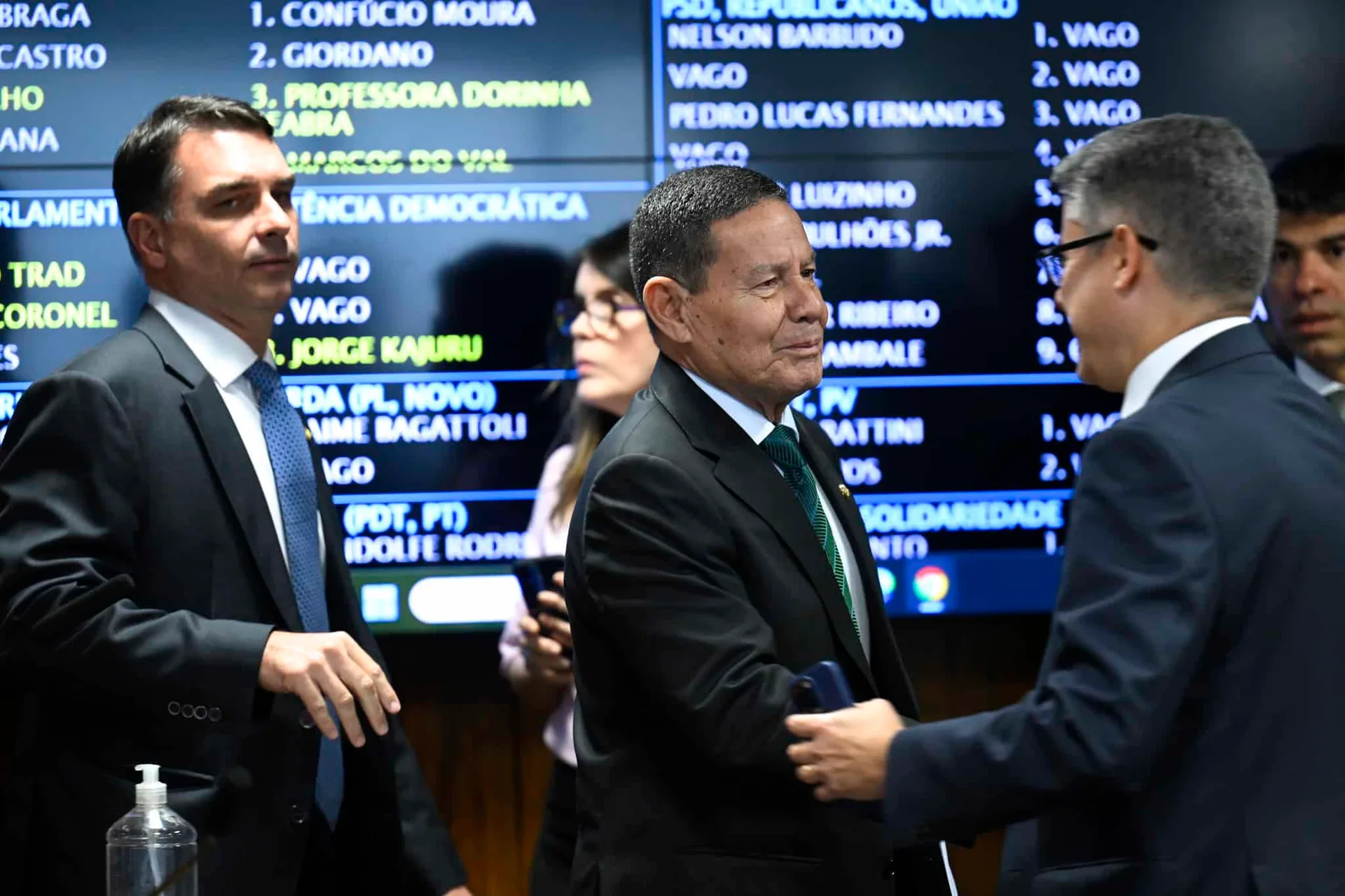 Ex-vice de Bolsonaro e aliado de Flávio, Mourão foi único senador contra o fim da escala 6×1