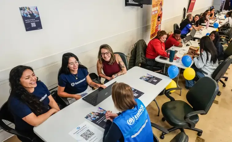 São Paulo 17/10/2026 - Cerca de 100 refugiados e migrantes, de 23 nacionalidades, participam, no Centro de São Paulo, da ação “Conexões que Transformam”. O evento promovido pelo Grupo Mulheres do Brasil, Konecta Brasil e Konecta Foundation reúne workshops de empregabilidade e empreendedorismo, revisão de currículo com tradução automática para o português, apoio à documentação e estações com vagas de emprego, espaço kids e de bem-estar. Foto: Rafa Neddermeyer/Agência Brasil
