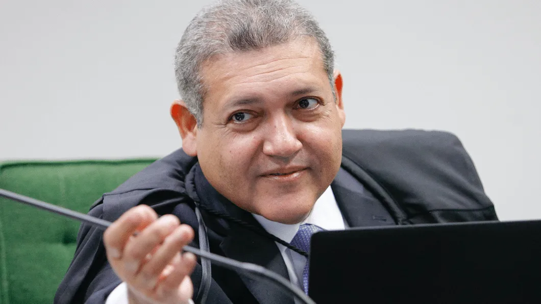 Nunes Marques censura propaganda de Lula que expõe elo de Flávio Bolsonaro com caso Master