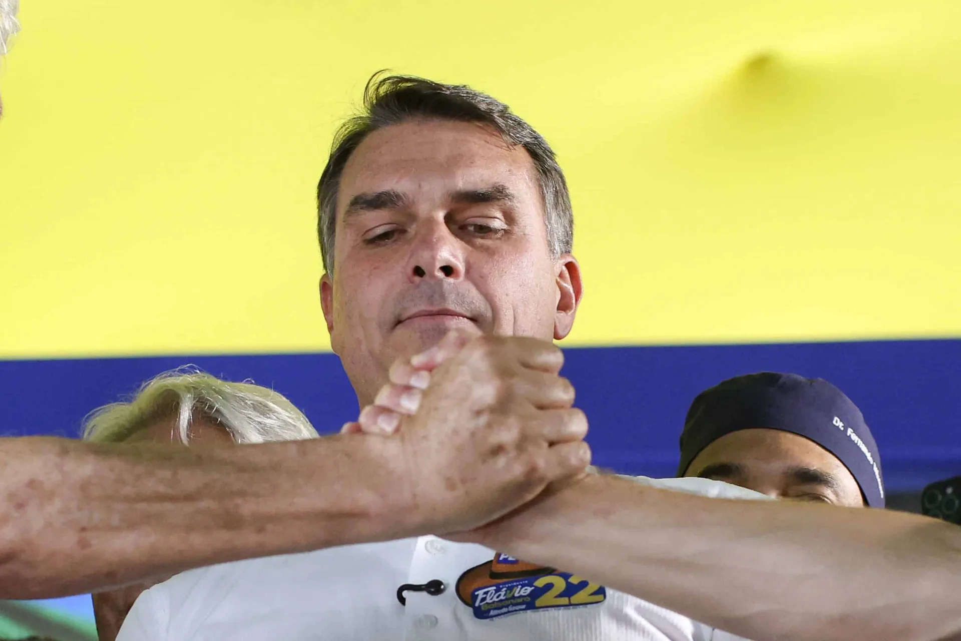 Flávio Bolsonaro tenta censurar Brasil 247 e Mídia NINJA por meio do TSE