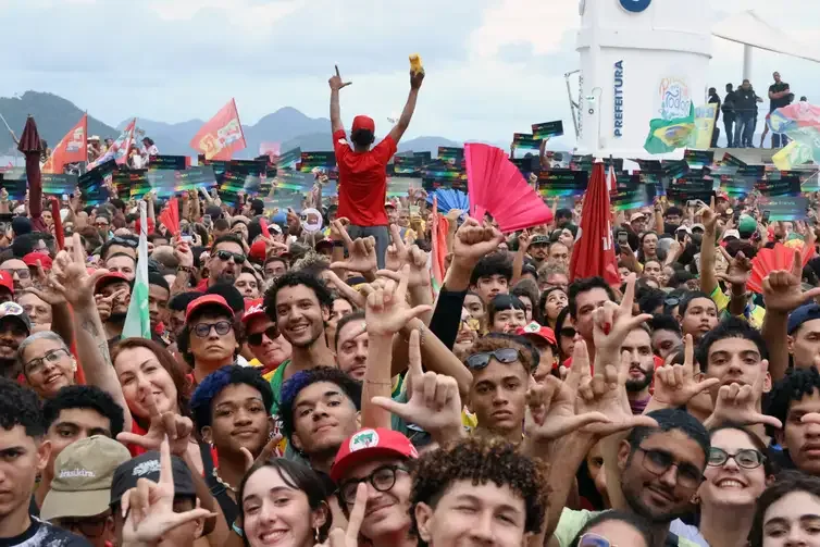 Rio de Janeiro (RJ), 18/10/2026 - Ato pela Democracia com participação de dezenas de artistas que apoiam a reeleição do presidente da República Luiz Inácio Lula da Silva, na orla de Copacabana. Foto: Rovena Rosa/Agência Brasil